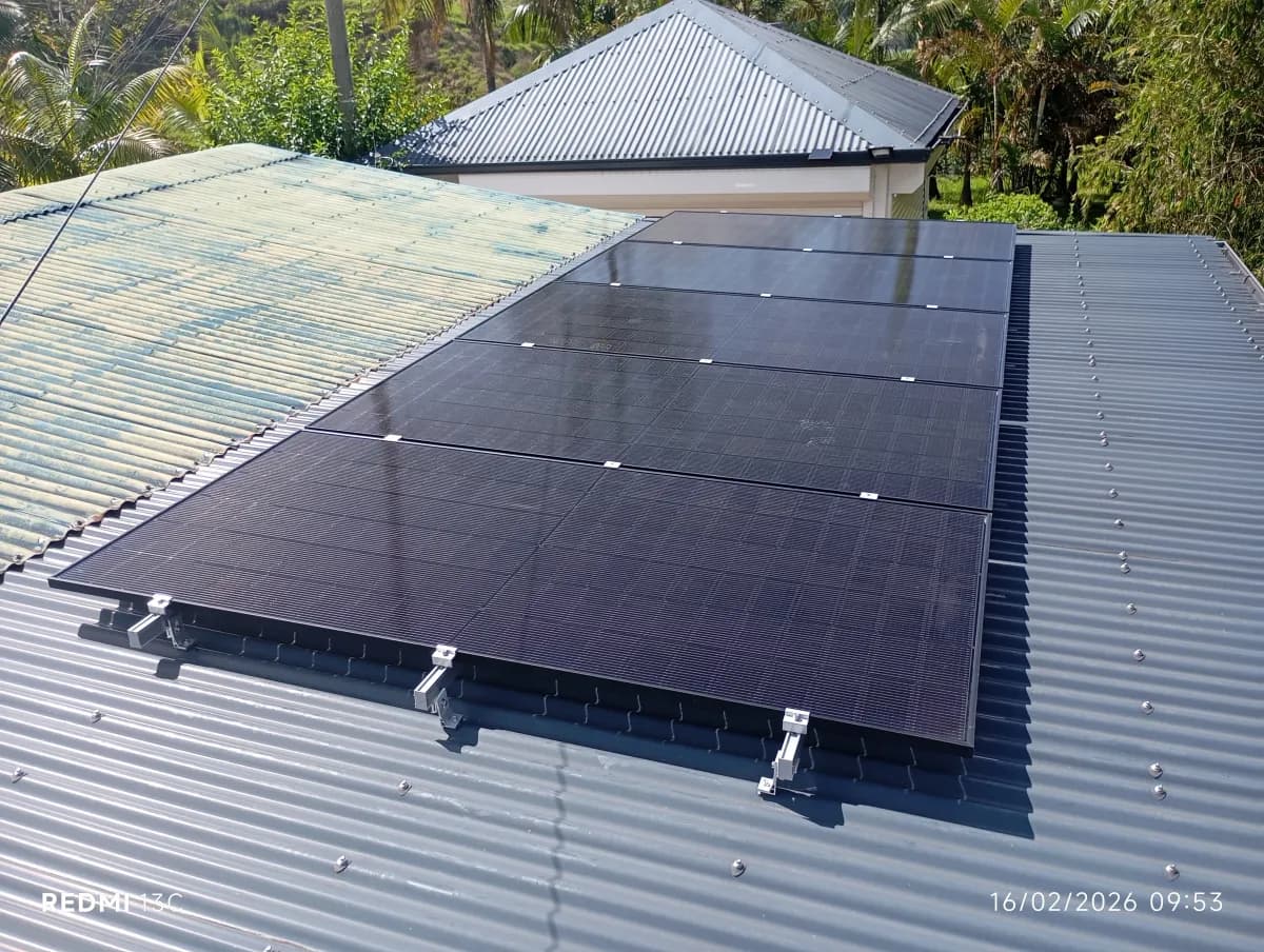 Panneaux solaires installés sur toit en tôle à La Réunion — réalisation client ECOI