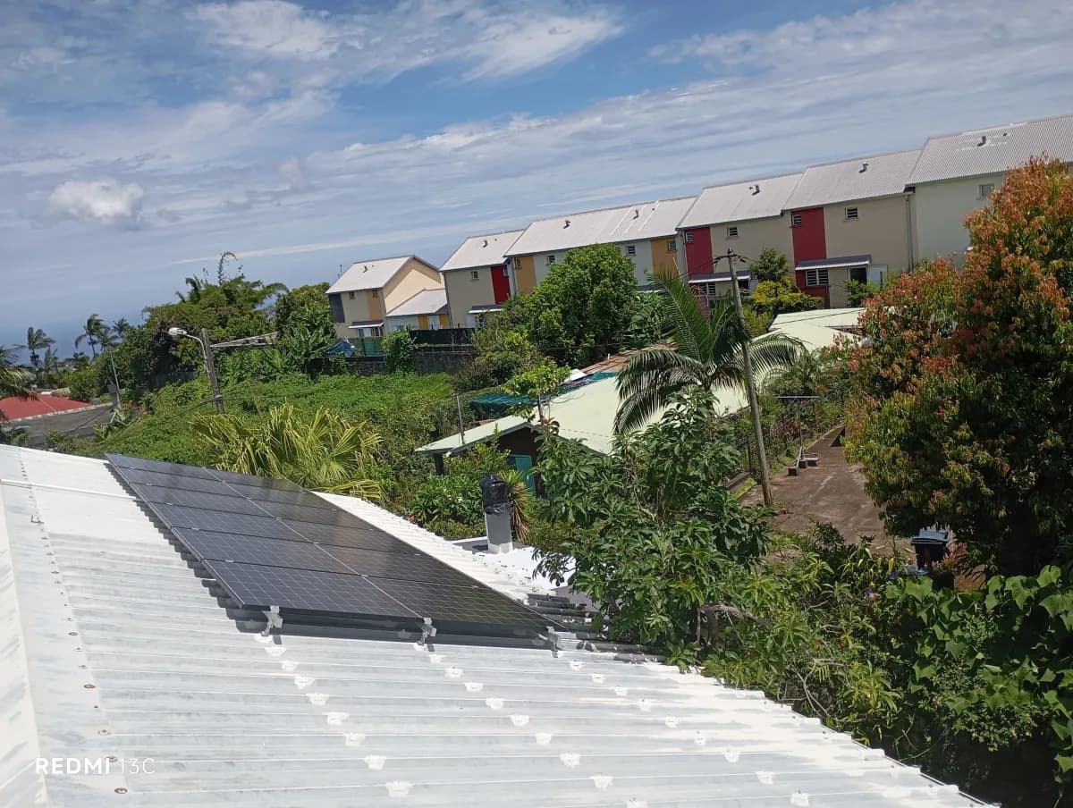 Installation photovoltaïque à Saint-Pierre — 6.6 kWc