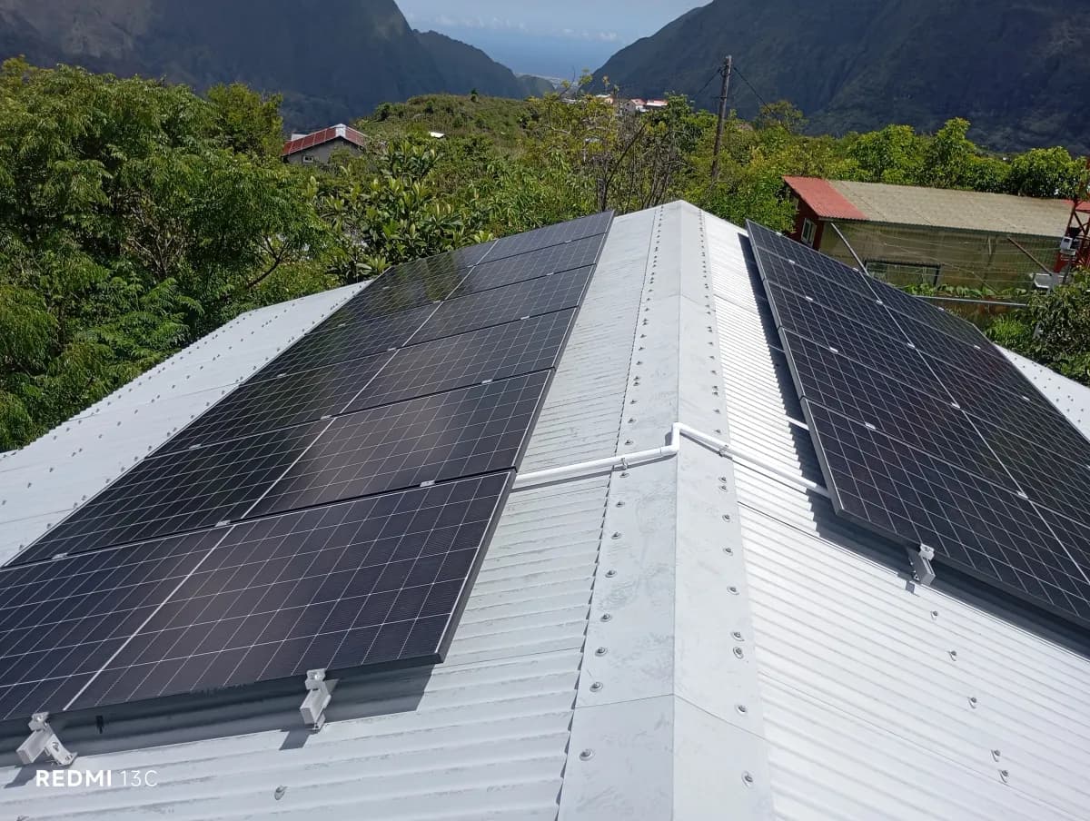 Installation 6.6 kWc + batterie à Cilaos — 6.6 kWc